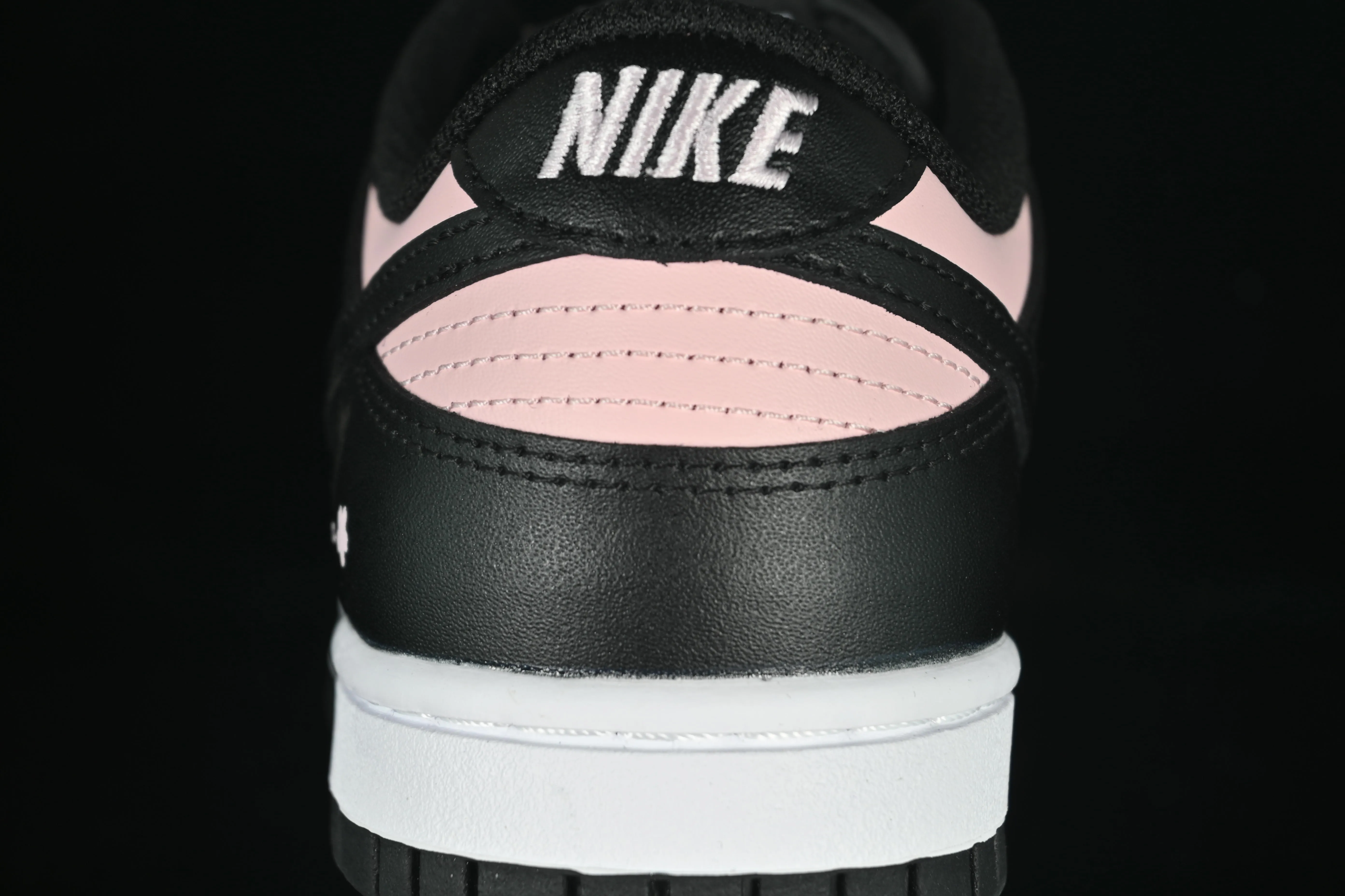 All categories Nk SB Dunk series Nk SB Dunk Low low-top sneakers Nike SB Dunk Low black and pink low-top casual sneakers CW1590-100